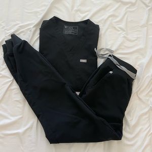 Figs Black scrub set